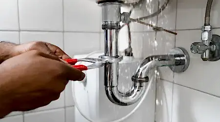 antalya-su-tesisatci , su-sizintisi-onarimi Antalya'da Duvar içindeki su sızıntısını onaran deneyimli tesisatçı.