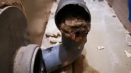 antalya-su-tesisatcisi Turuncu iş kıyafetiyle logar ve drenaj tıkanıklığı açma hizmeti.