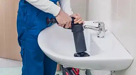 antalya-su-tesisati , tikaniklik-acma Antalya lavabo tıkanıklığı açma işlemi yapan uzman tesisatçı.